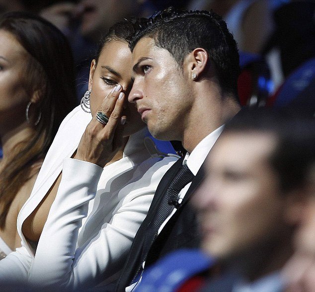 Η σύντροφος του Ρονάλντο στην κλήρωση του Champions League χωρίς σουτιέν [εικόνες] | iefimerida.gr 3