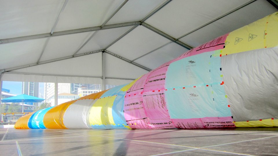 Αν μπεις σε τούνελ από σακούλες θα ξανασκεφτείς να χρησιμοποιήσεις πλαστικό [βίντεο] | iefimerida.gr 0