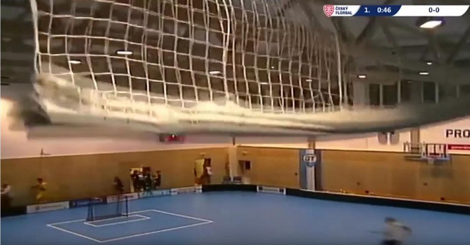 Υποχώρησε στέγη κλειστού γηπέδου σε γυμνάσιο της Τσεχίας [βίντεο]  | iefimerida.gr 0