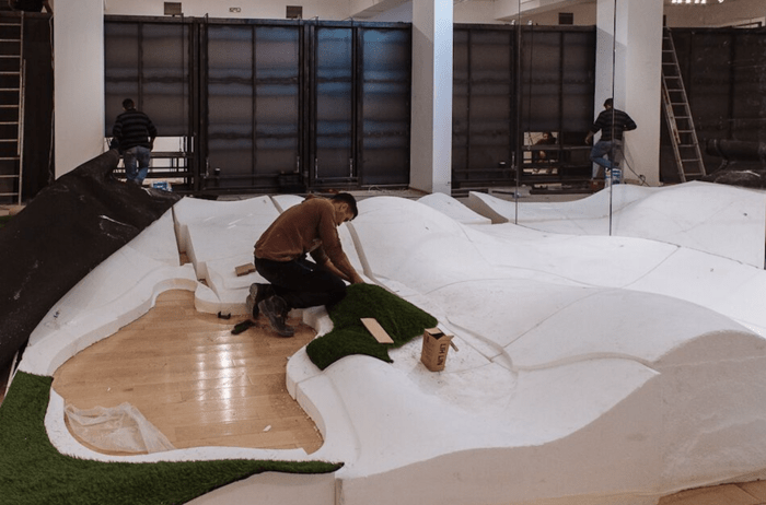 Ιδανικά δωμάτια ξενοδοχείων στο Μπενάκη -Σαν διάδρομοι, με γρασίδι και κρεμαστά έπιπλα [εικόνες]  | iefimerida.gr 3