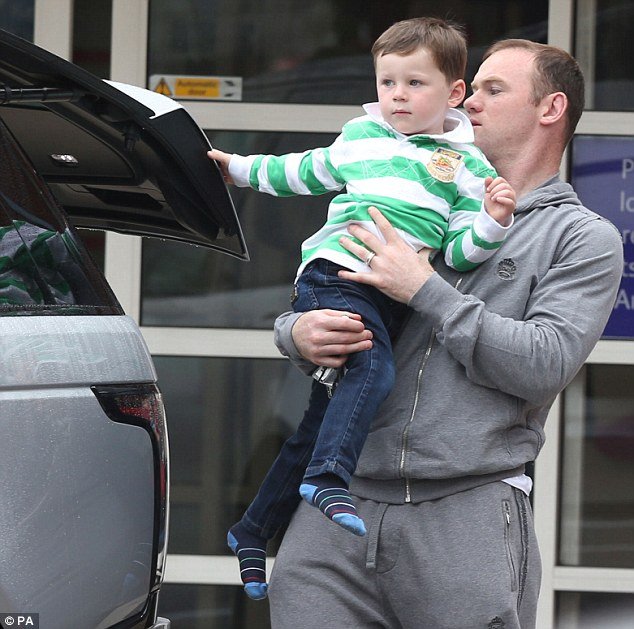 O Ρούνεϊ τουιτάρει το νεογέννητο αγοράκι του [εικόνες] | iefimerida.gr 2