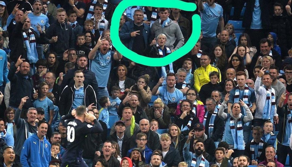 Μπαμπάς και γιος έγιναν viral από το γκολ του Ρούνεϊ - Στην ίδια θέση 4 χρόνια μετά [εικόνες] | iefimerida.gr 1