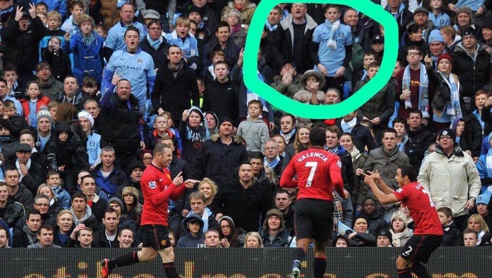 Μπαμπάς και γιος έγιναν viral από το γκολ του Ρούνεϊ - Στην ίδια θέση 4 χρόνια μετά [εικόνες] | iefimerida.gr 0