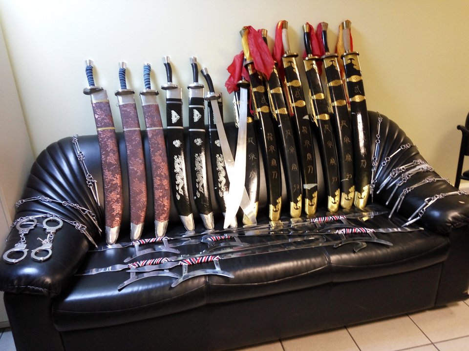 Χειροπέδες σε 46χρονο -Πουλούσε σπαθιά, χαντζάρες και ρόπαλα μέσω ιστοσελίδας [εικόνες] | iefimerida.gr 0