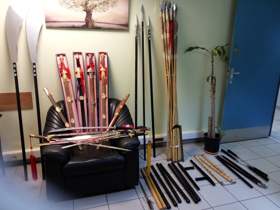 Χειροπέδες σε 46χρονο -Πουλούσε σπαθιά, χαντζάρες και ρόπαλα μέσω ιστοσελίδας [εικόνες] | iefimerida.gr 1