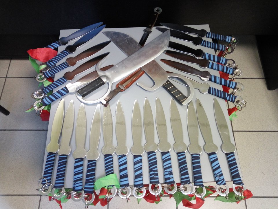 Χειροπέδες σε 46χρονο -Πουλούσε σπαθιά, χαντζάρες και ρόπαλα μέσω ιστοσελίδας [εικόνες] | iefimerida.gr 2