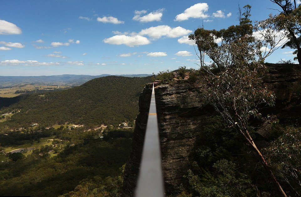 Βόλτες πάνω σε τεντωμένο σχοινί -Δεκάδες θαρραλέοι περπάτησαν σε ύψος έως και 100 μέτρων [εικόνες] | iefimerida.gr 6