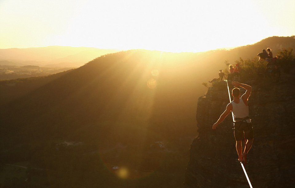 Βόλτες πάνω σε τεντωμένο σχοινί -Δεκάδες θαρραλέοι περπάτησαν σε ύψος έως και 100 μέτρων [εικόνες] | iefimerida.gr 7