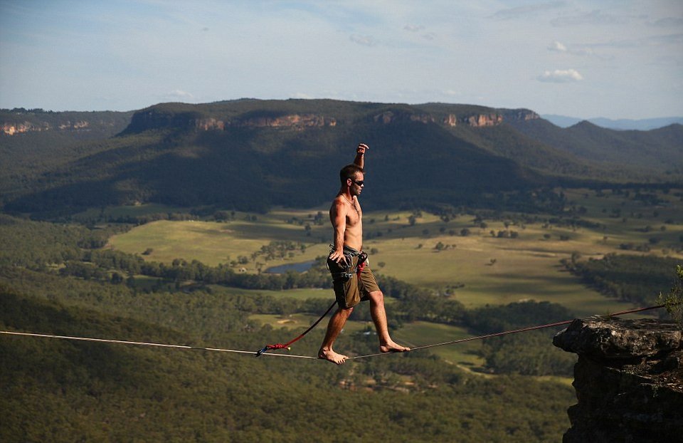 Βόλτες πάνω σε τεντωμένο σχοινί -Δεκάδες θαρραλέοι περπάτησαν σε ύψος έως και 100 μέτρων [εικόνες] | iefimerida.gr 0