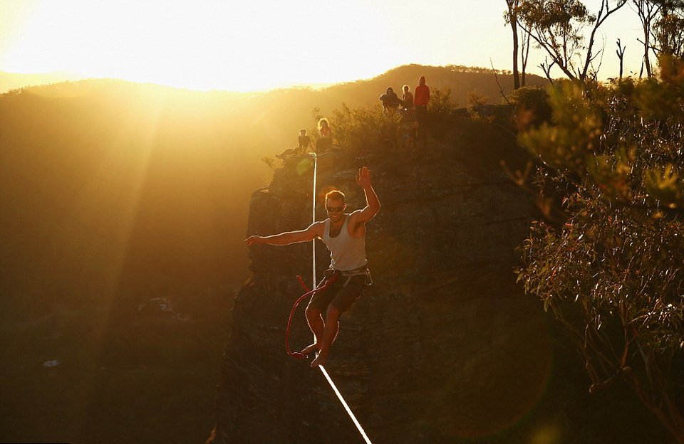 Βόλτες πάνω σε τεντωμένο σχοινί -Δεκάδες θαρραλέοι περπάτησαν σε ύψος έως και 100 μέτρων [εικόνες] | iefimerida.gr 1