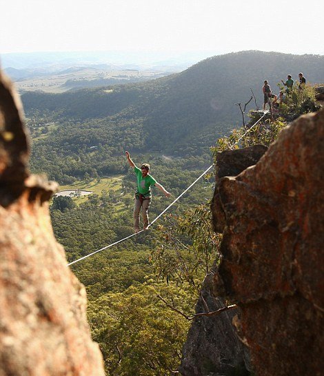 Βόλτες πάνω σε τεντωμένο σχοινί -Δεκάδες θαρραλέοι περπάτησαν σε ύψος έως και 100 μέτρων [εικόνες] | iefimerida.gr 2