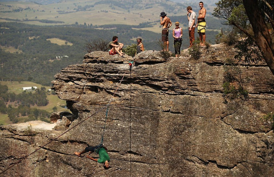 Βόλτες πάνω σε τεντωμένο σχοινί -Δεκάδες θαρραλέοι περπάτησαν σε ύψος έως και 100 μέτρων [εικόνες] | iefimerida.gr 3