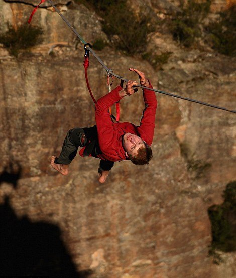 Βόλτες πάνω σε τεντωμένο σχοινί -Δεκάδες θαρραλέοι περπάτησαν σε ύψος έως και 100 μέτρων [εικόνες] | iefimerida.gr 4