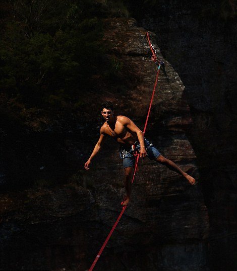 Βόλτες πάνω σε τεντωμένο σχοινί -Δεκάδες θαρραλέοι περπάτησαν σε ύψος έως και 100 μέτρων [εικόνες] | iefimerida.gr 5