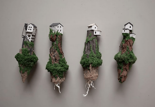 Μικροσκοπικά σπιτάκια από φελλό στην άκρη του γκρεμού [εικόνες] | iefimerida.gr 5