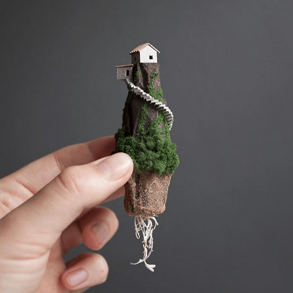 Μικροσκοπικά σπιτάκια από φελλό στην άκρη του γκρεμού [εικόνες] | iefimerida.gr 4