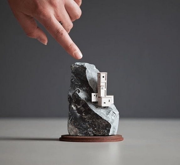 Μικροσκοπικά σπιτάκια από φελλό στην άκρη του γκρεμού [εικόνες] | iefimerida.gr 3