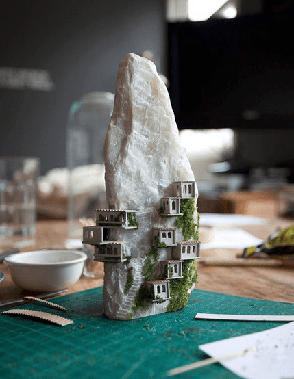 Μικροσκοπικά σπιτάκια από φελλό στην άκρη του γκρεμού [εικόνες] | iefimerida.gr 2