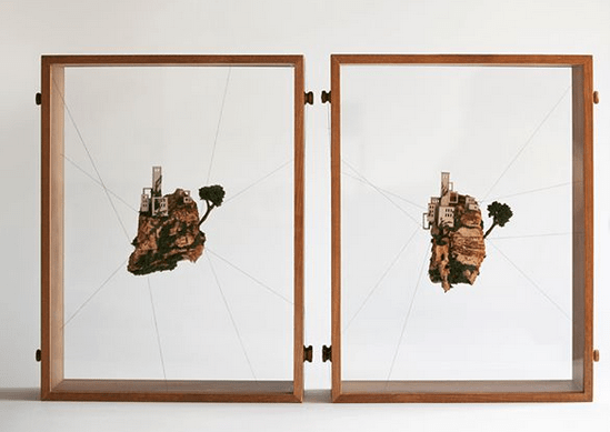 Μικροσκοπικά σπιτάκια από φελλό στην άκρη του γκρεμού [εικόνες] | iefimerida.gr 1