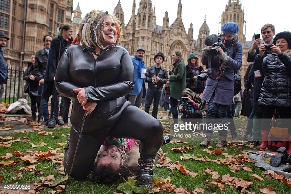 Ασυνήθιστη διαδήλωση: Η Βρετανία λογοκρίνει τις βιτσιόζικες ταινίες πορνό [εικόνες] | iefimerida.gr 0