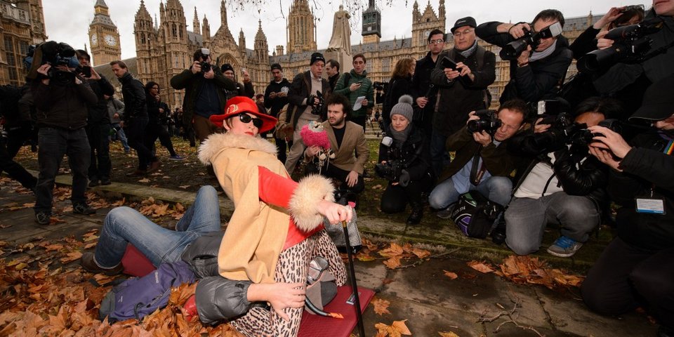 Ασυνήθιστη διαδήλωση: Η Βρετανία λογοκρίνει τις βιτσιόζικες ταινίες πορνό [εικόνες] | iefimerida.gr 1