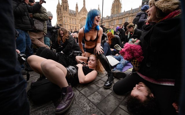 Ασυνήθιστη διαδήλωση: Η Βρετανία λογοκρίνει τις βιτσιόζικες ταινίες πορνό [εικόνες] | iefimerida.gr 4
