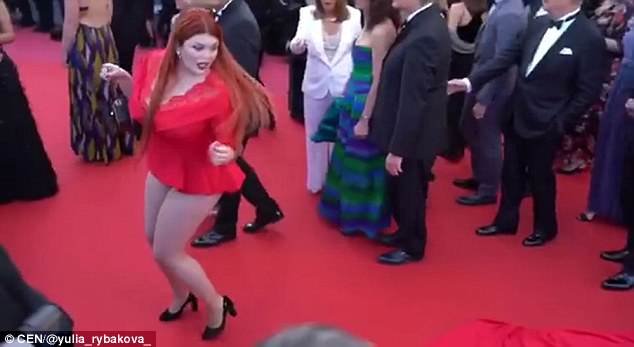 Της πάτησε το φόρεμα κι εκείνη έμεινε με το εσώρουχο στο κόκκινο χαλί των Καννών! [εικόνες & βίντεο] | iefimerida.gr 0