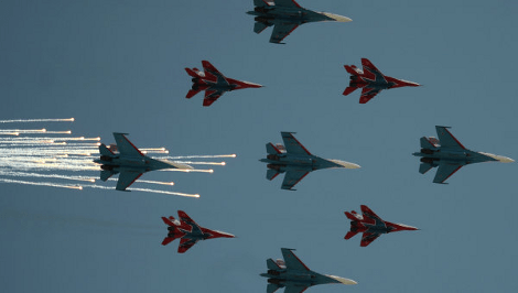 Ολόκληρη μεραρχία παρέλασε στη Μόσχα μπροστά στον «πατερούλη» Πούτιν | iefimerida.gr 2