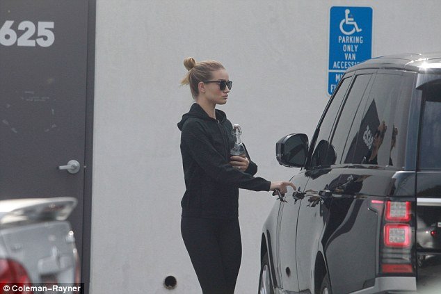 Σάλος με την Rosie Huntington: Την έπιασαν στα πράσα να παρανομεί [εικόνες]  | iefimerida.gr 0