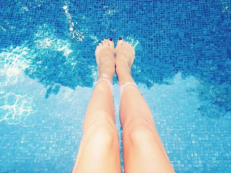 Η Ρόζι Χάντινγκτον με μαγιό και χωρίς μέικ απ έφερε πανικό στο Instagram [εικόνες] | iefimerida.gr 2