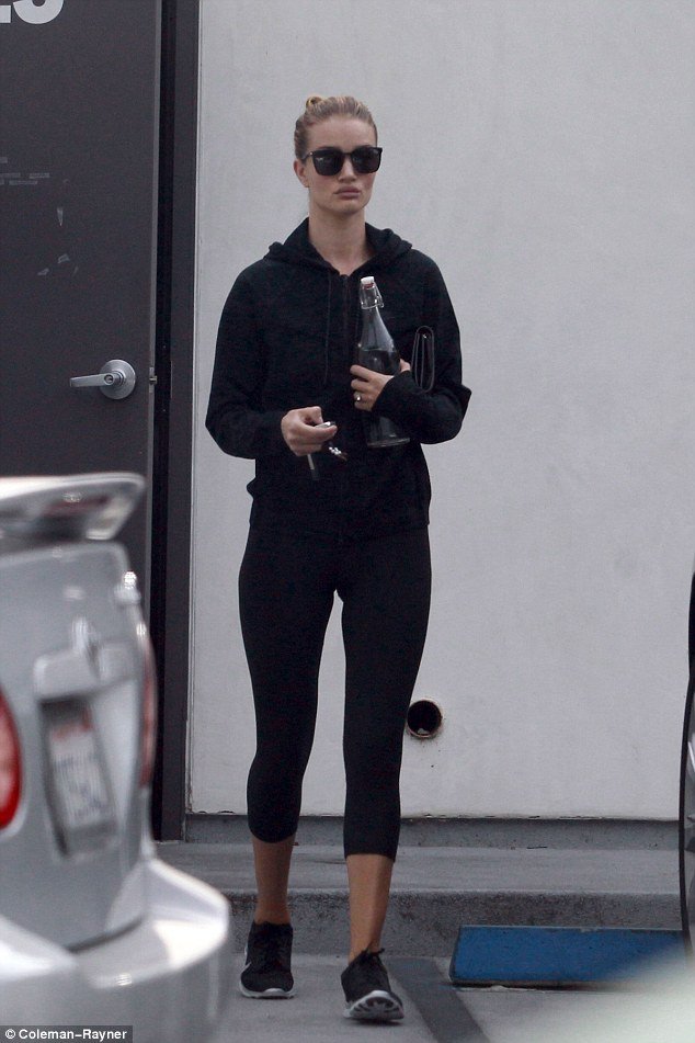 Σάλος με την Rosie Huntington: Την έπιασαν στα πράσα να παρανομεί [εικόνες]  | iefimerida.gr 3