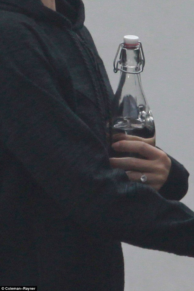 Σάλος με την Rosie Huntington: Την έπιασαν στα πράσα να παρανομεί [εικόνες]  | iefimerida.gr 1