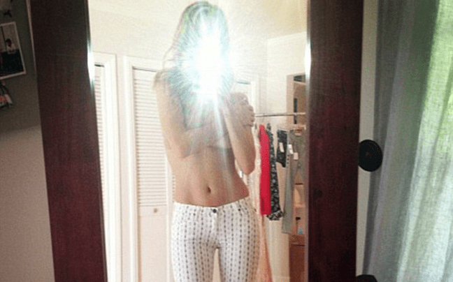 Η Rosie Huntington ποζάρει στον καθρέπτη με τα απολύτως απαραίτητα και αναστατώνει [εικόνα] | iefimerida.gr 0