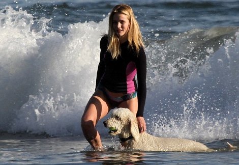 Ξέγνοιαστες στιγμές με τη Rosie Huntington και το σκυλάκι της στην παραλία [εικόνες] | iefimerida.gr 0