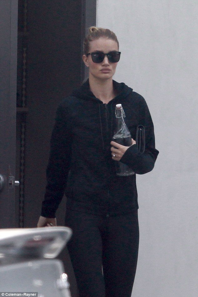 Σάλος με την Rosie Huntington: Την έπιασαν στα πράσα να παρανομεί [εικόνες]  | iefimerida.gr 2