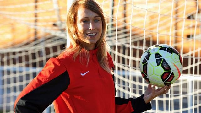 Στέφανι Ρος: Η πρώτη γυναίκα που κοντράρει τους μεγαλύτερους αστέρες του ποδοσφαίρου [εικόνες & βίντεο] | iefimerida.gr 1