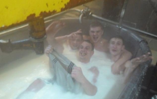 Eργάτες τυροκομείου κάνουν μπάνιο στις δεξαμενές γάλακτος -Παραβίασαν κάθε κανόνα και αντιμετωπίζουν τιμωρία [εικόνες] | iefimerida.gr 1