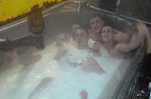 Eργάτες τυροκομείου κάνουν μπάνιο στις δεξαμενές γάλακτος -Παραβίασαν κάθε κανόνα και αντιμετωπίζουν τιμωρία [εικόνες] | iefimerida.gr 0