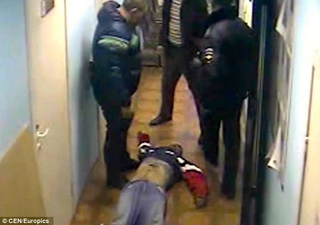 Ενα σοκαριστικό περιστατικό: Αστυνομικοί σέρνουν στο πάτωμα κρατούμενο σε κώμα -Αργότερα εξέπνευσε [εικόνες&βίντεο] | iefimerida.gr 1