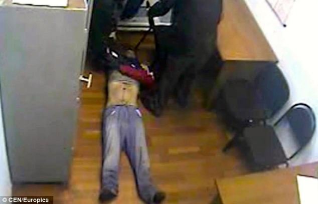 Ενα σοκαριστικό περιστατικό: Αστυνομικοί σέρνουν στο πάτωμα κρατούμενο σε κώμα -Αργότερα εξέπνευσε [εικόνες&βίντεο] | iefimerida.gr 2