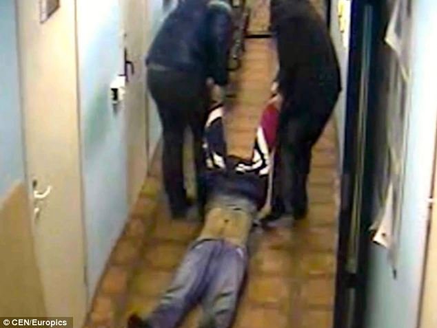 Ενα σοκαριστικό περιστατικό: Αστυνομικοί σέρνουν στο πάτωμα κρατούμενο σε κώμα -Αργότερα εξέπνευσε [εικόνες&βίντεο] | iefimerida.gr 0