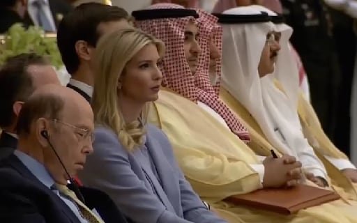 Υπουργός του Τραμπ αποκοιμήθηκε την ώρα της ομιλίας του στη Σαουδική Αραβία! [βίντεο]  | iefimerida.gr 0