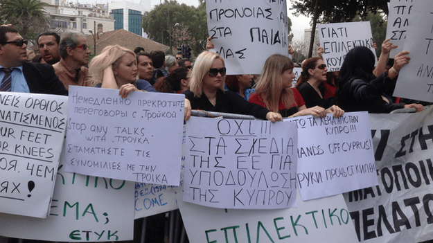 Οι Ρωσίδες της Κύπρου βγήκαν με πλακάτ στους δρόμους [εικόνα] | iefimerida.gr 0