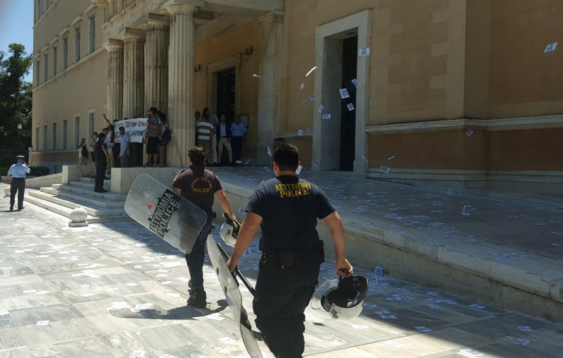 Ο Ρουβίκωνας έκανε ντου στη Βουλή -Συνελήφθησαν και αφέθηκαν ελεύθεροι | iefimerida.gr 0