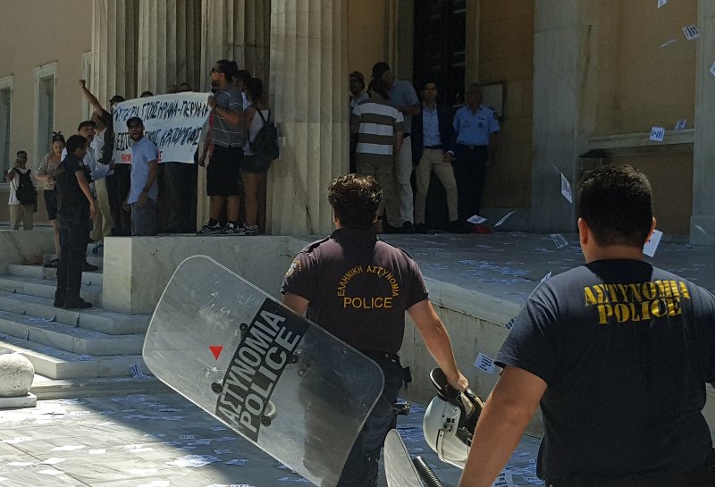 Ο Ρουβίκωνας έκανε ντου στη Βουλή -Συνελήφθησαν και αφέθηκαν ελεύθεροι | iefimerida.gr 1