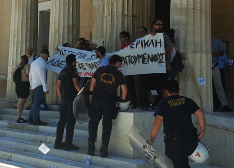Ο Ρουβίκωνας έκανε ντου στη Βουλή -Συνελήφθησαν και αφέθηκαν ελεύθεροι | iefimerida.gr 3