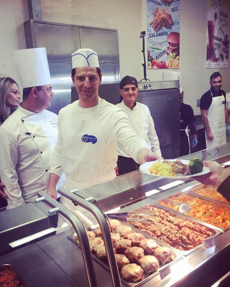 Ο Σάκης Ρουβάς έβαλε στολή σερβιτόρου και μοίρασε φαγητό για καλό σκοπό [βίντεο] | iefimerida.gr 1