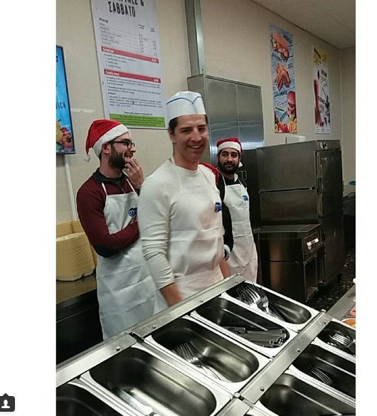 Ο Σάκης Ρουβάς έβαλε στολή σερβιτόρου και μοίρασε φαγητό για καλό σκοπό [βίντεο] | iefimerida.gr 0