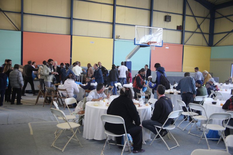 Πασχαλινό γεύμα αγάπης για τους αστέγους της Αθήνας στο Ρουφ [εικόνες] | iefimerida.gr 3