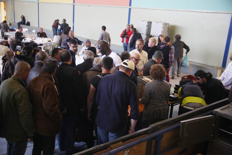 Πασχαλινό γεύμα αγάπης για τους αστέγους της Αθήνας στο Ρουφ [εικόνες] | iefimerida.gr 2